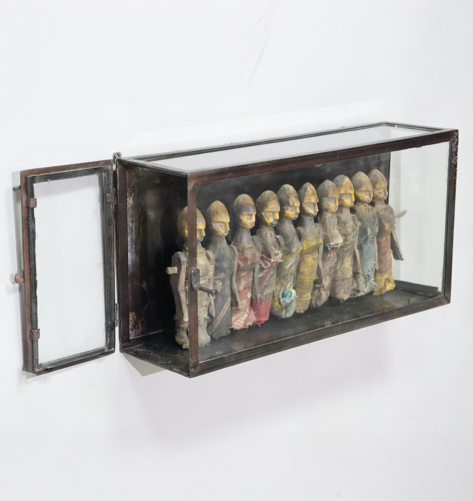 Schaukasten mit alten Puppen