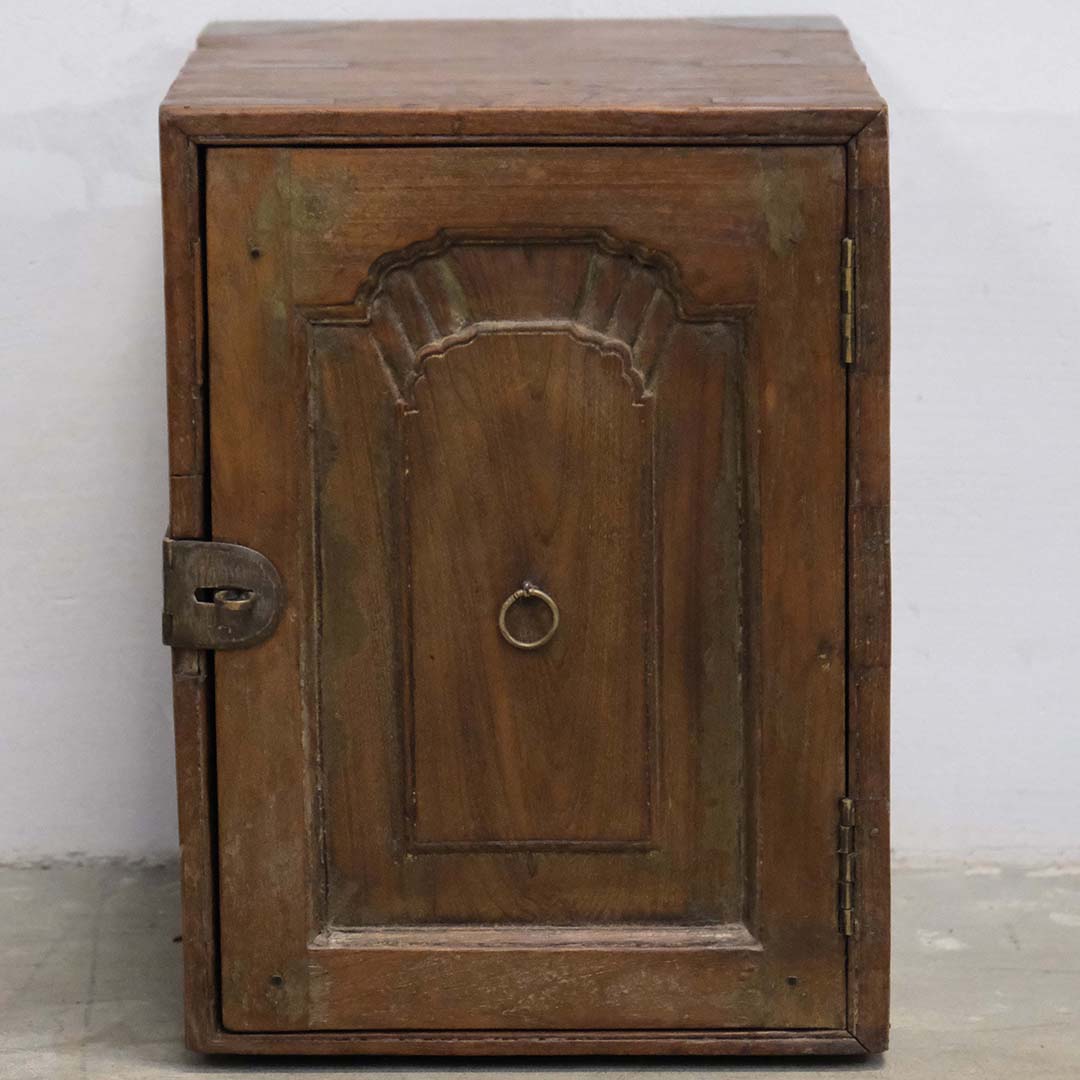 Kleiner dekorativer Wandschrank