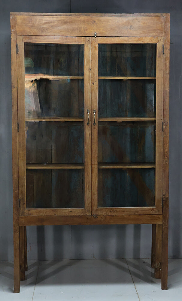 Doppelte Holzvitrine