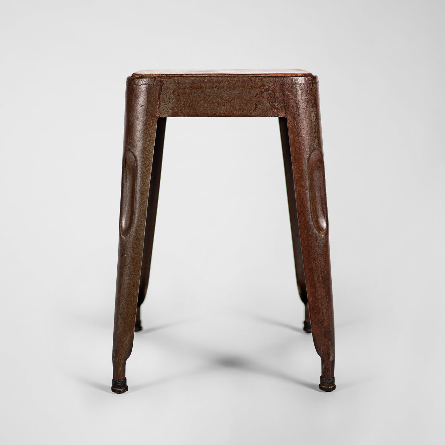 Rusty Ray – Handmade Industrie-Design Hocker aus Metall mit Holzsitz in vintage rusty braun