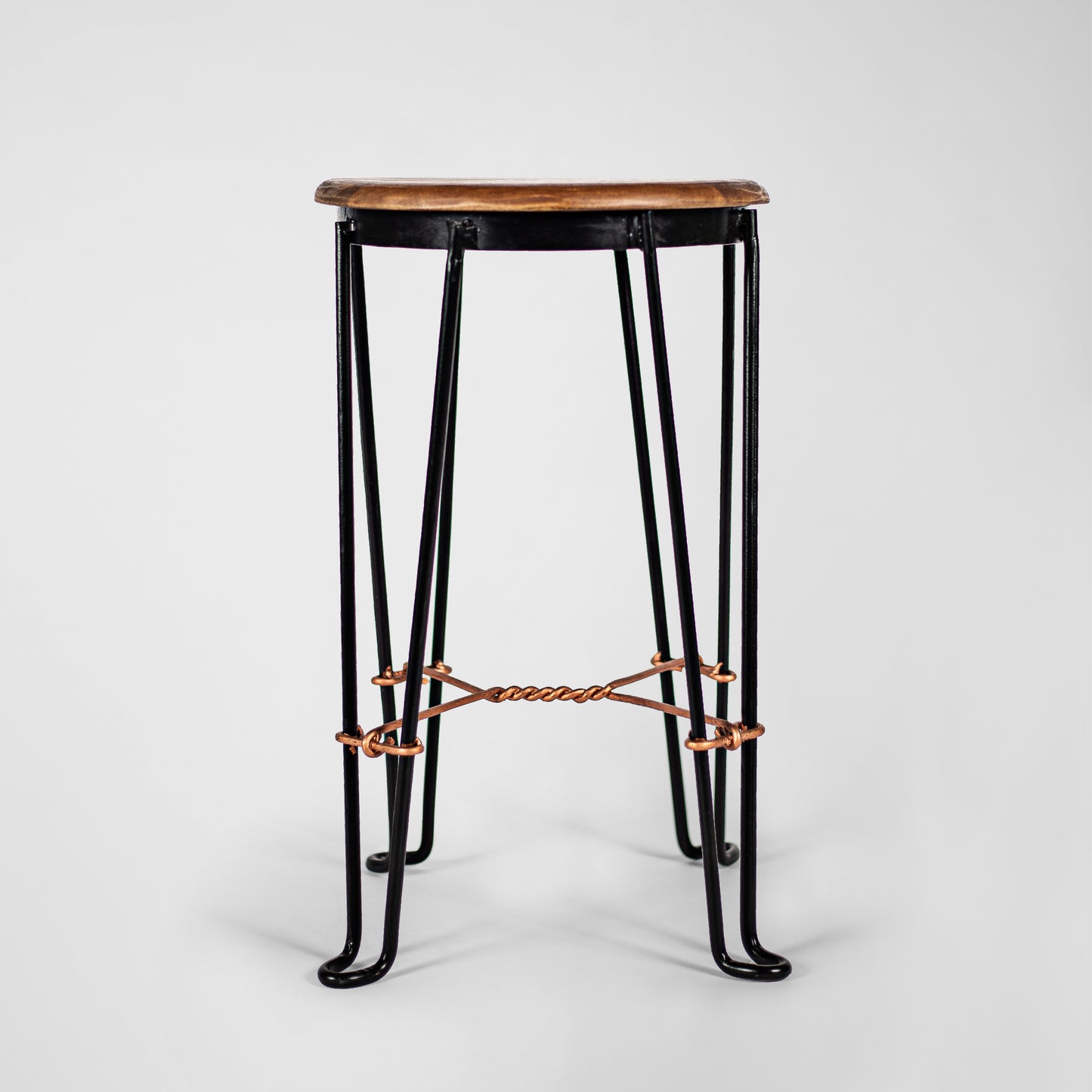 Tony Twister – Handmade Industrie-Design Hocker aus Metall mit Holzsitz in schwarz und Kupfer